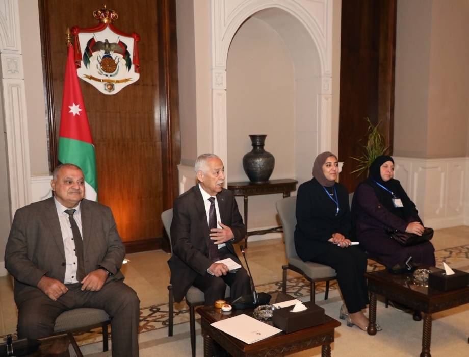 رئيس الديوان الملكي الهاشمي يلتقي وفدا شبابيا من مخيم إربد
