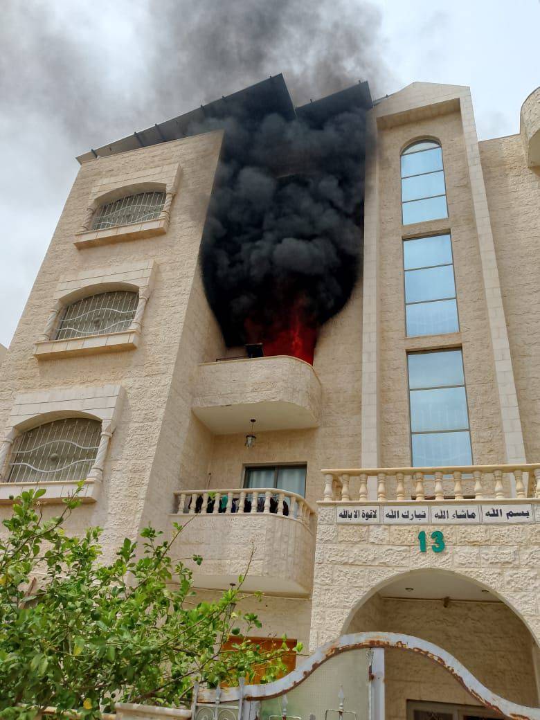 الدفاع المدني ينقذ عائلة من ٧ اشخاص في حريق شقة في العقبة.