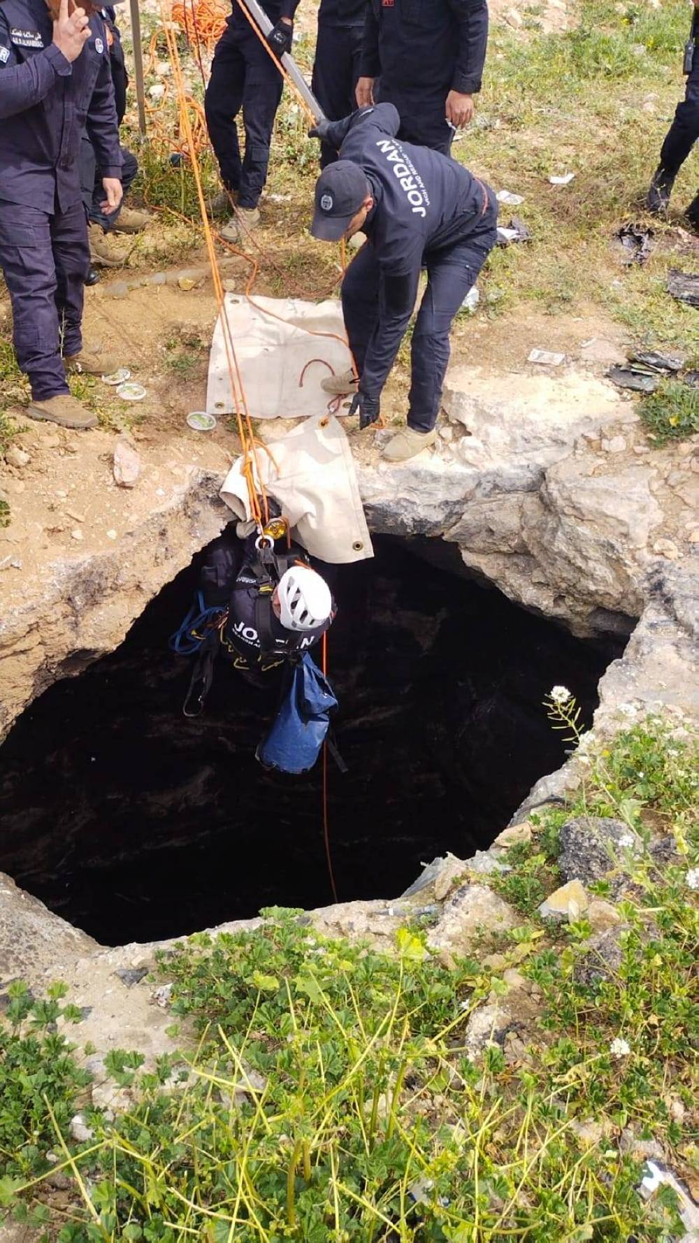 انقاذ كلب صغير سقط في بئر مهجور بعمق 22 متر بالرمثا