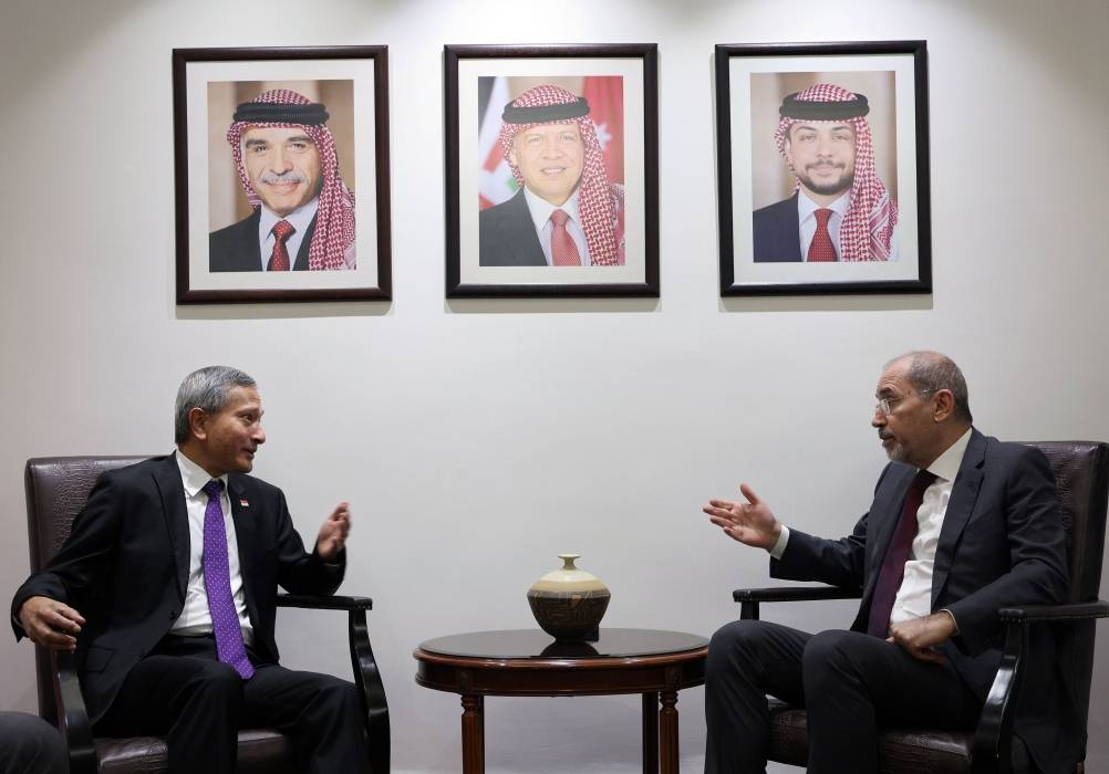 وزير الخارجية يلتقي نظيره السنغافوري