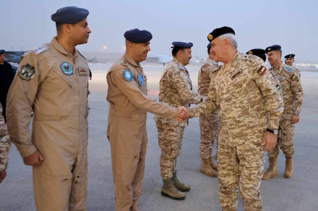 اللواء الركن الحنيطي يشارك مرتبات الوحدات المشاركة بواجب إنزال المساعدات على قطاع غزة مأدبة الإفطار...صور