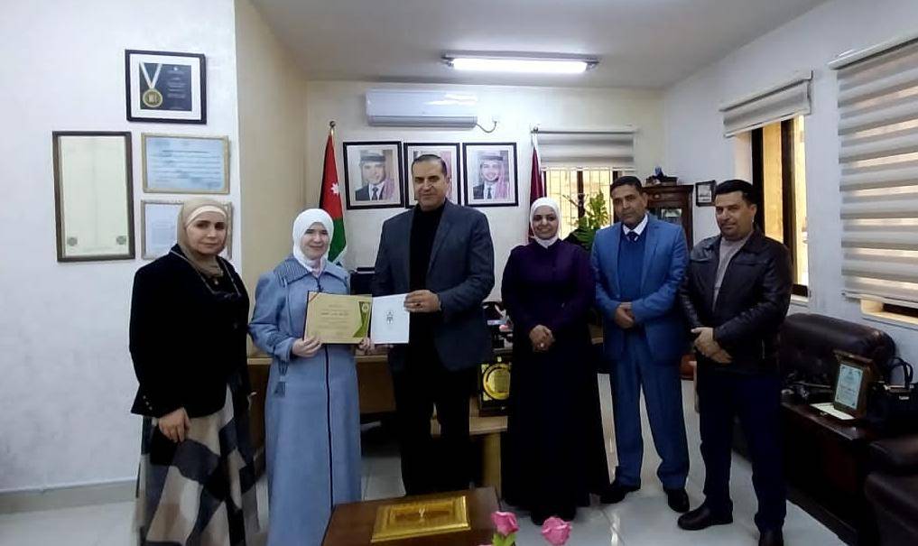 مدير تربية لواء الجامعة يكرم المعلمة منال الجنيدي، لتميزها بجائزة المعلم المتميز صانع التغير التكنولوجي أمة الابتكار