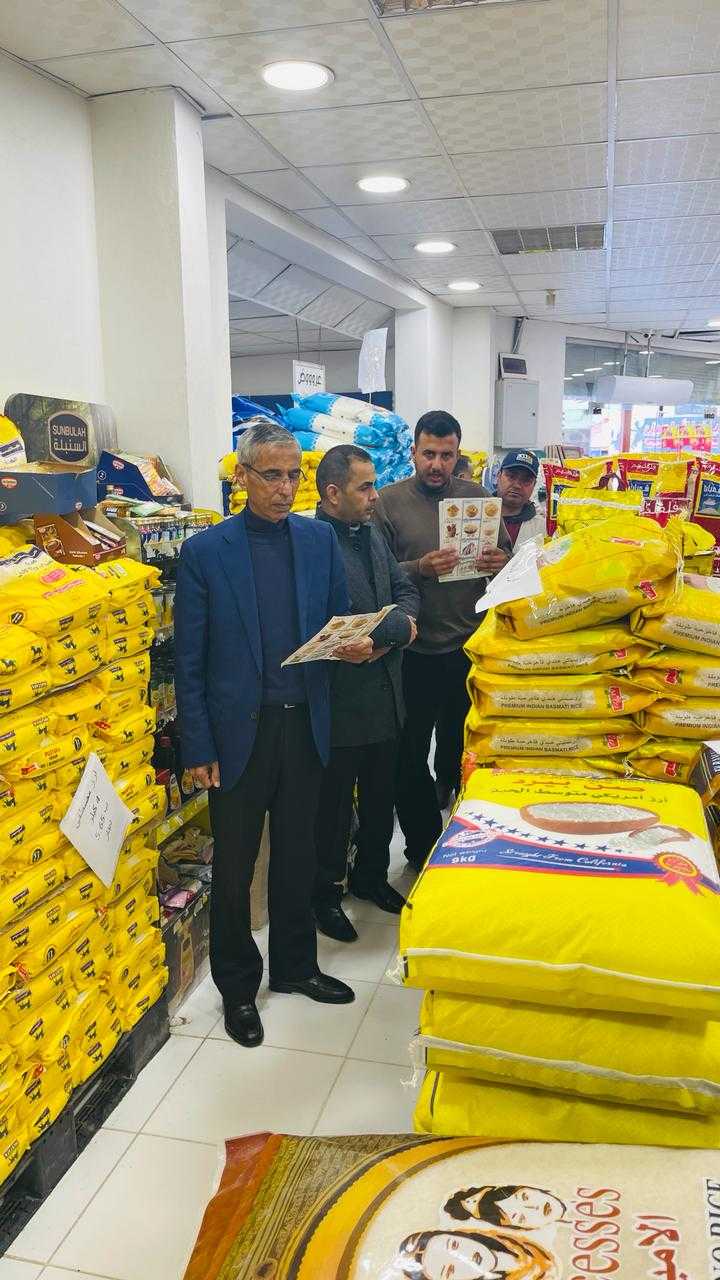 محافظ المفرق يتفقد مدى توفر السلع الغذائية في أسواق البادية الشمالية الشرقية