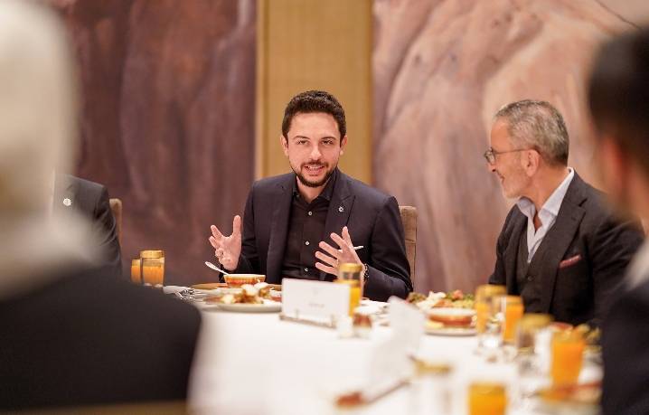 ولي العهد يقيم مأدبة إفطار للفوج الثالث من شباب وشابات برنامج خطى الحسين