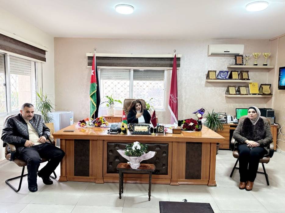 العجارمة تعقد اجتماعًا لمناقشة دوام الطلبة والحضور والغياب ...صور