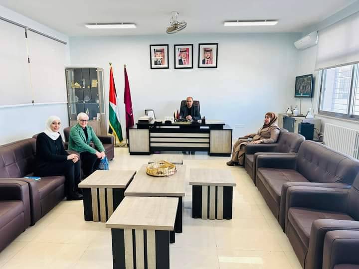 النعيمات يزور مدرسة الحسينية الثانوية الشاملة للبنات