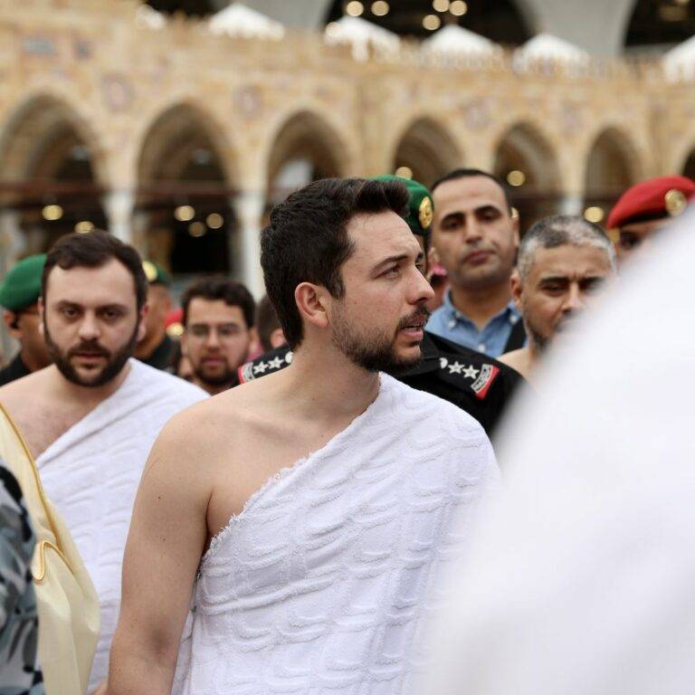 ولي العهد ينشر مقطع فيديو خلال أدائه مناسك العمرة