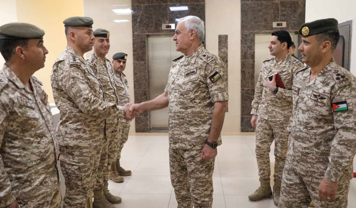 اللواء الركن الحنيطي يزور مديريتي سلاح اللاسلكي الملكي والأمن السيبراني ...صور