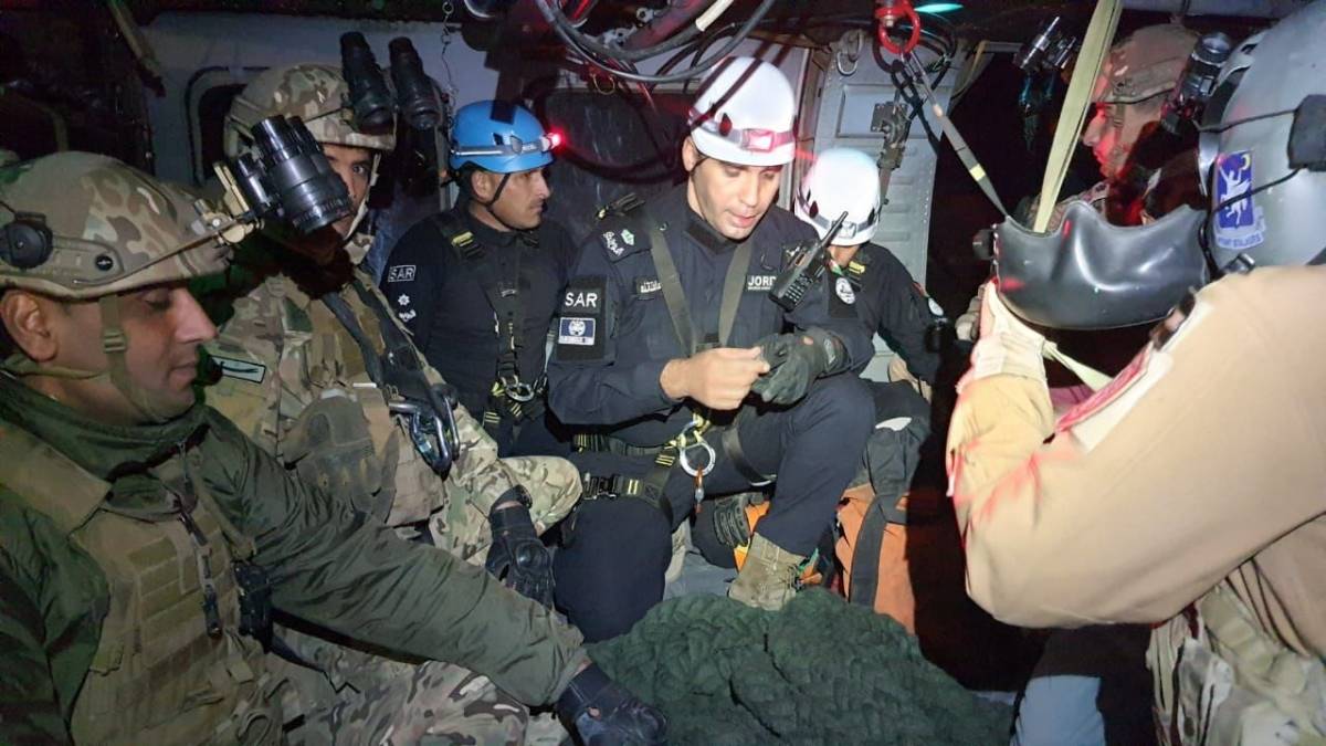 الدفاع المدني ينقذ شخصين علقا على مقطع صخري يزيد ارتفاعه عن 1000م في وادي رم_صور