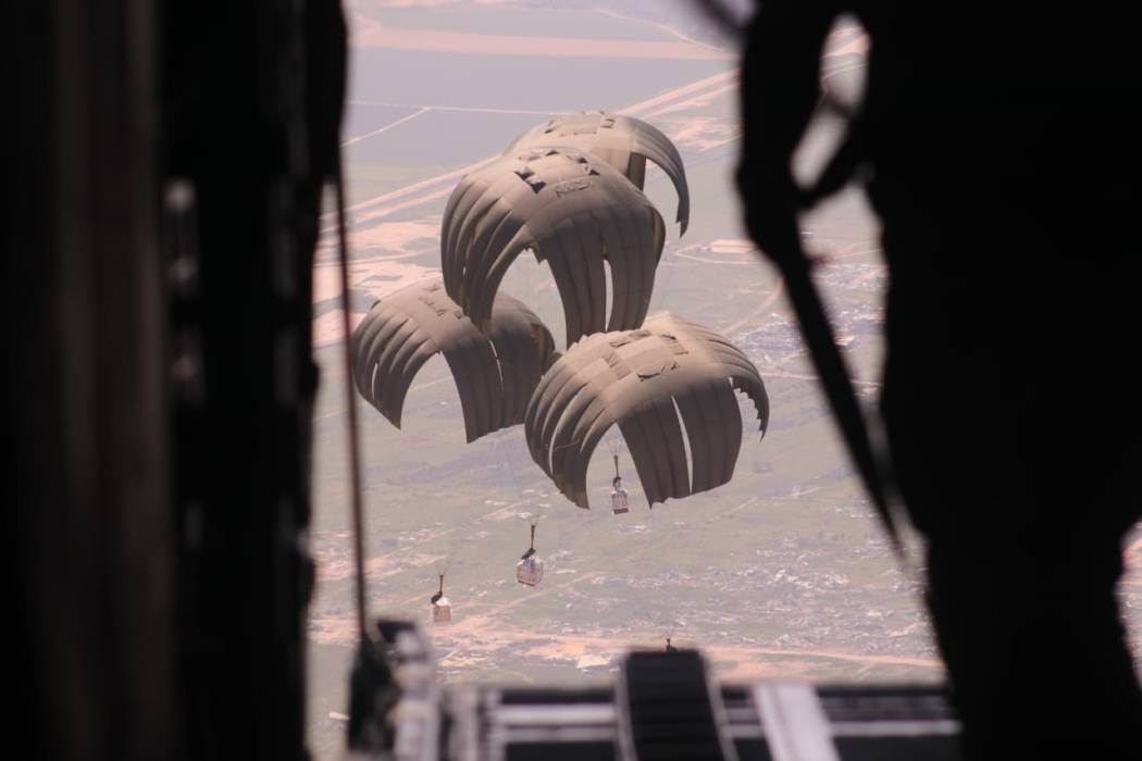 القوات المسلحة وبمشاركة دولية تنفذ 7 إنزالات جوية لمساعدات على غزة