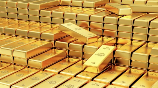 الذهب ينخفض في ظل ارتفاع الدولار لكنه يتجه لتسجيل مكاسب أسبوعية