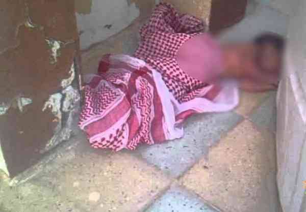 امرأة تُلقي طفلتها في الشارع وتكتب: والله إنها بنت حلال بس ما معي حق حليب