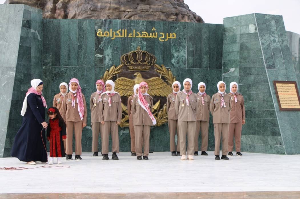 برنامج إذاعة مدرسية لطالبات مدرسة الروضة الثانوية من أمام صرح شهداء الكرامة  ...صور