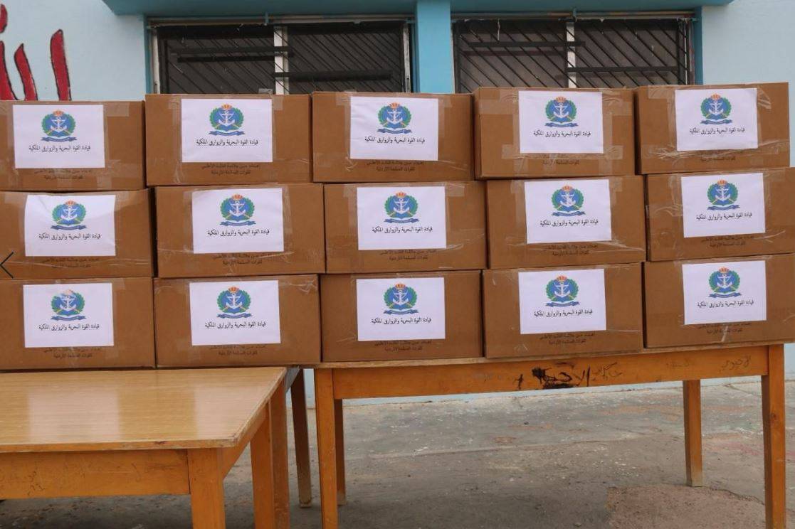 القوة البحرية والزوارق الملكية توزع طرود خير