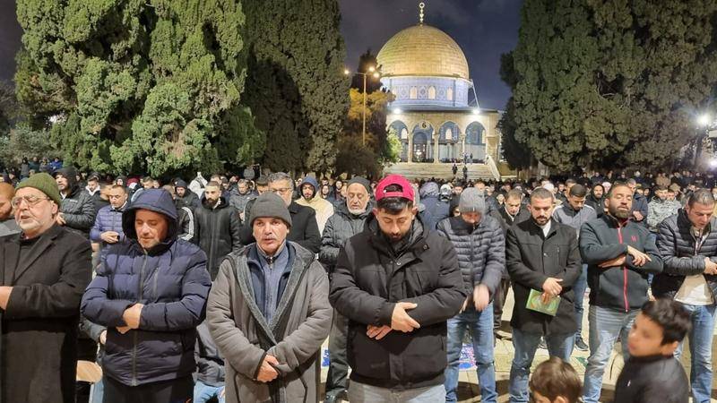 40 ألفا يؤدون صلاتي العشاء والتراويح في المسجد الأقصى