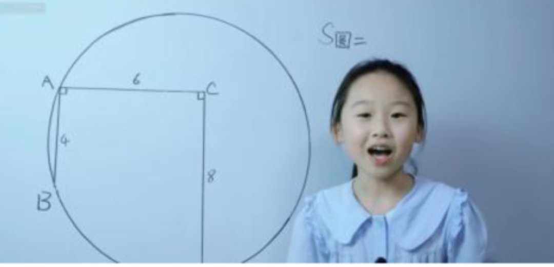 طفلة تدرّس الرياضيات لطلبة الجامعات