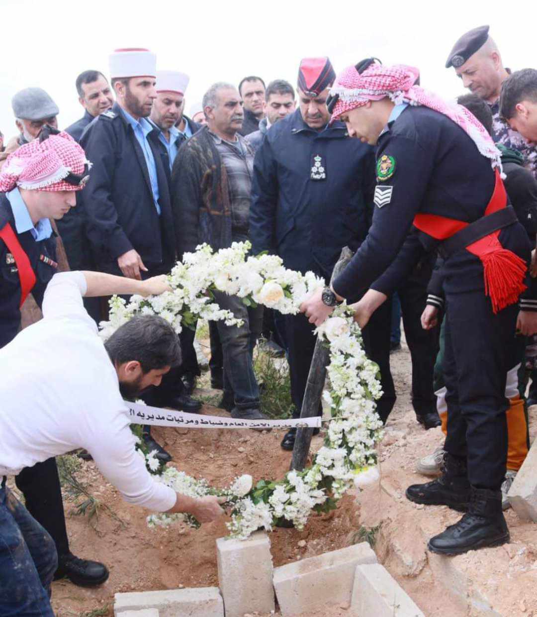 العميد عواد الشرفات يشارك في   تشييع جثمان النقيب محمود عبدالحليم الطويل ...صور