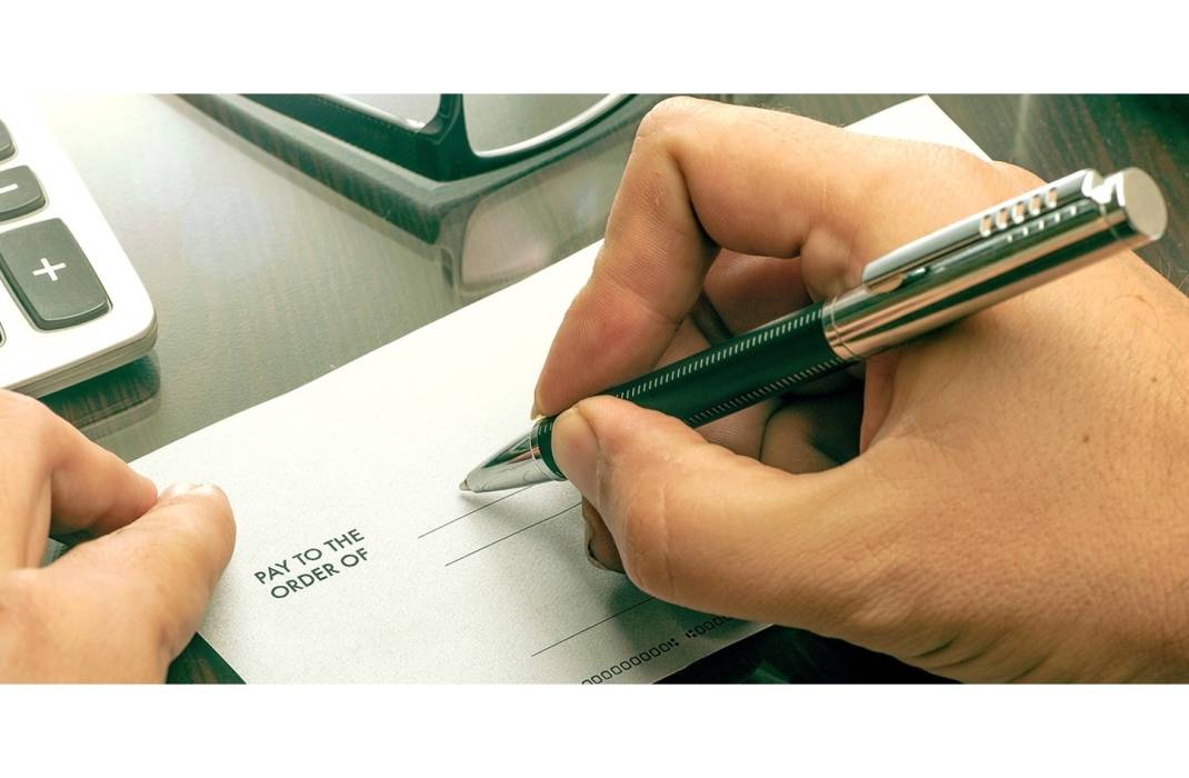 خبير دستوري:جرائم الشيكات مشمولة بقانون العفو العام