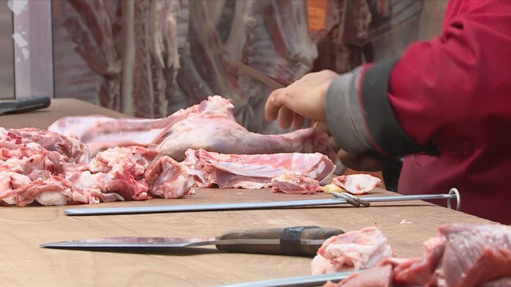بلدية جرش تتلف 300 كيلو من اللحوم لمخالفتها شروط السلامة العامة