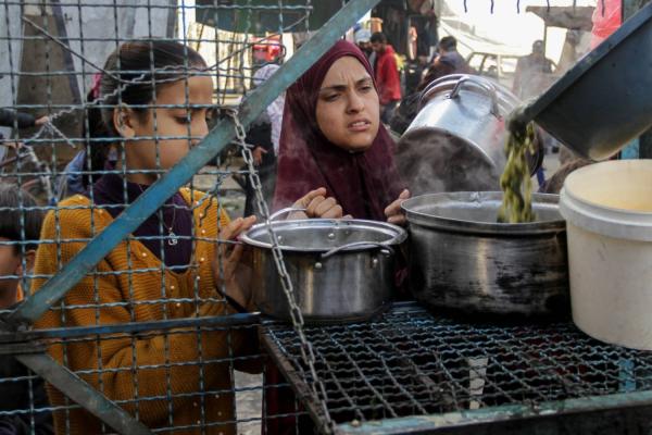 جوعى غزة يأكلون العشب مع غياب مساعدات الإغاثة