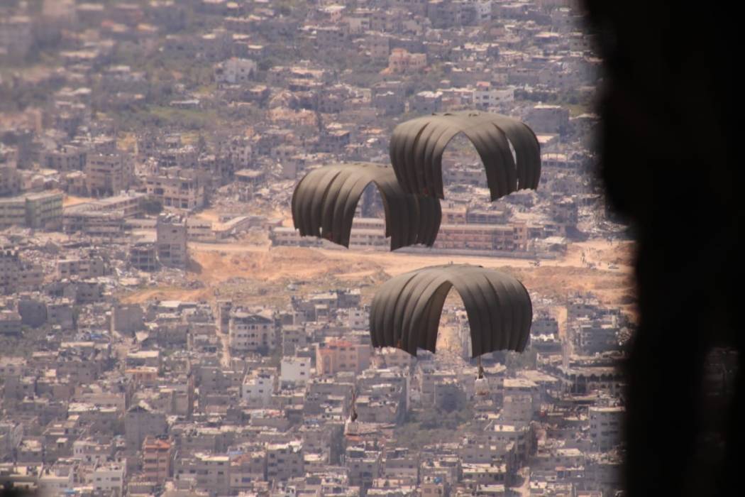 القوات المسلحة تنفذ 5 إنزالات جوية على غزة بمشاركة 3 دول