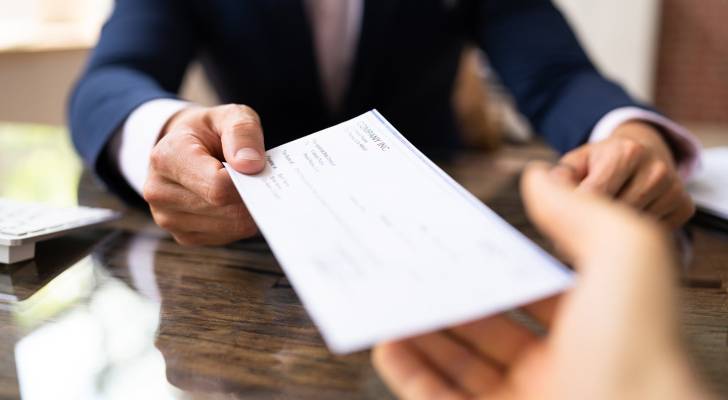 خبراء قانون يكشفون ل المخالفات والغرامات التي شملها العفو العام