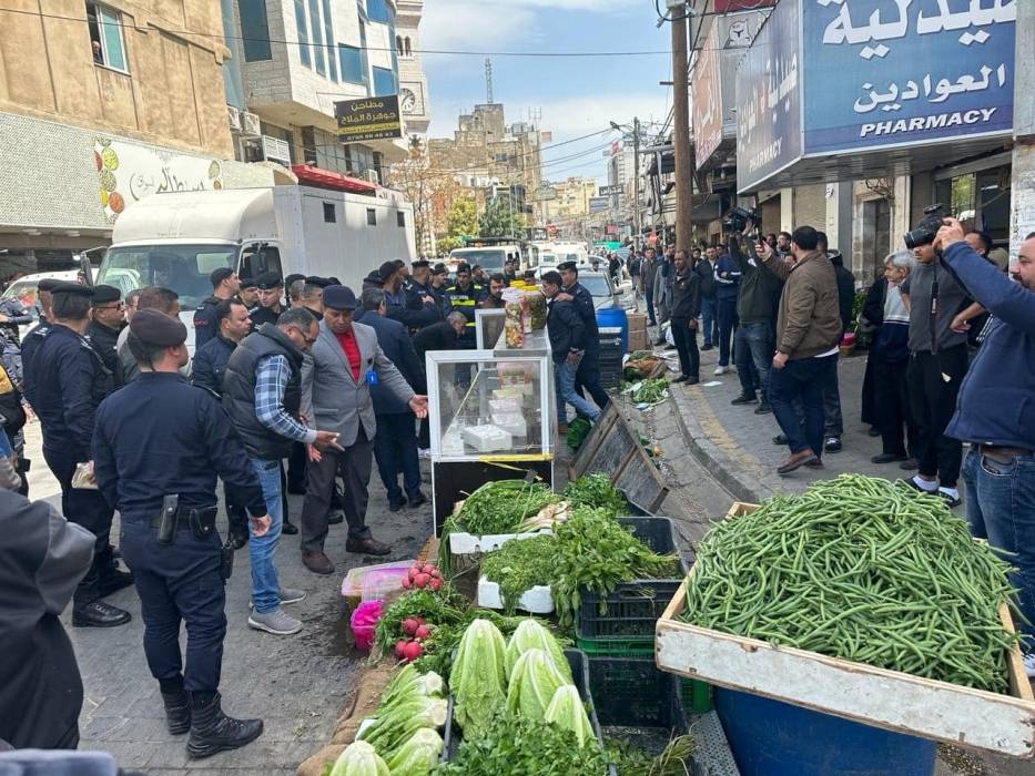 حملة على الاسواق في الوسط التجاري باسناد قوة امنية بمدينة اربد .. صور