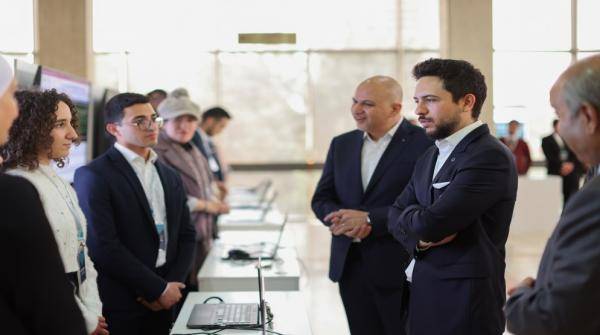 ولي العهد يزور معرض المسابقة الوطنية الأولى لتصميم الشرائح الإلكترونية