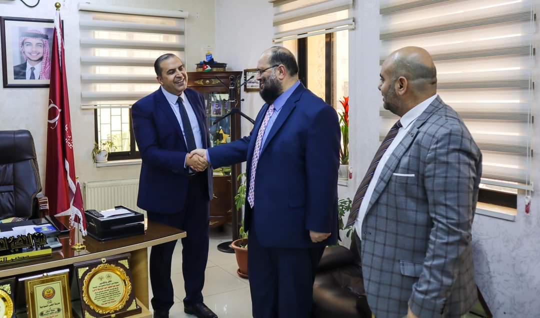 وفد من مدارس أكاديمية الرواد الدولية يزور مديرية التربية والتعليم للواء الجامعة