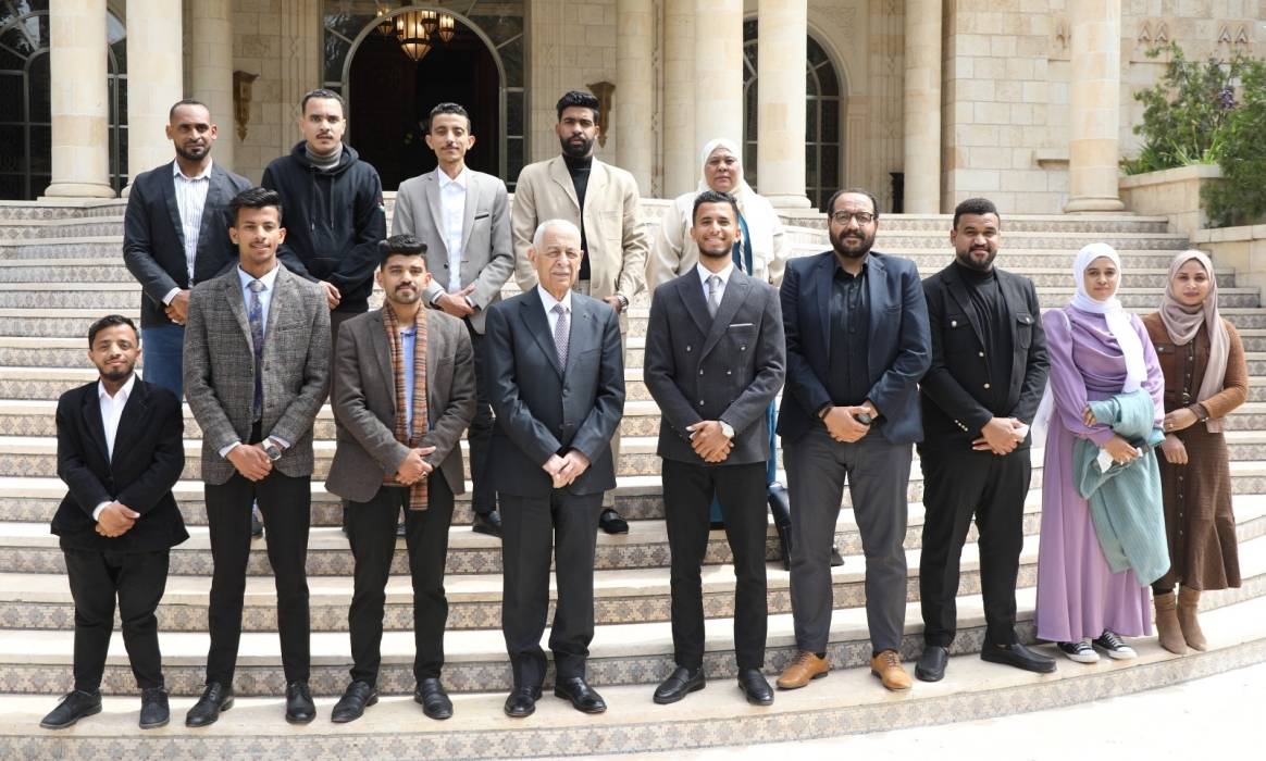 *رئيس الديوان الملكي الهاشمي يلتقي وفدا شبابيا من لواء الأغوار الجنوبية*