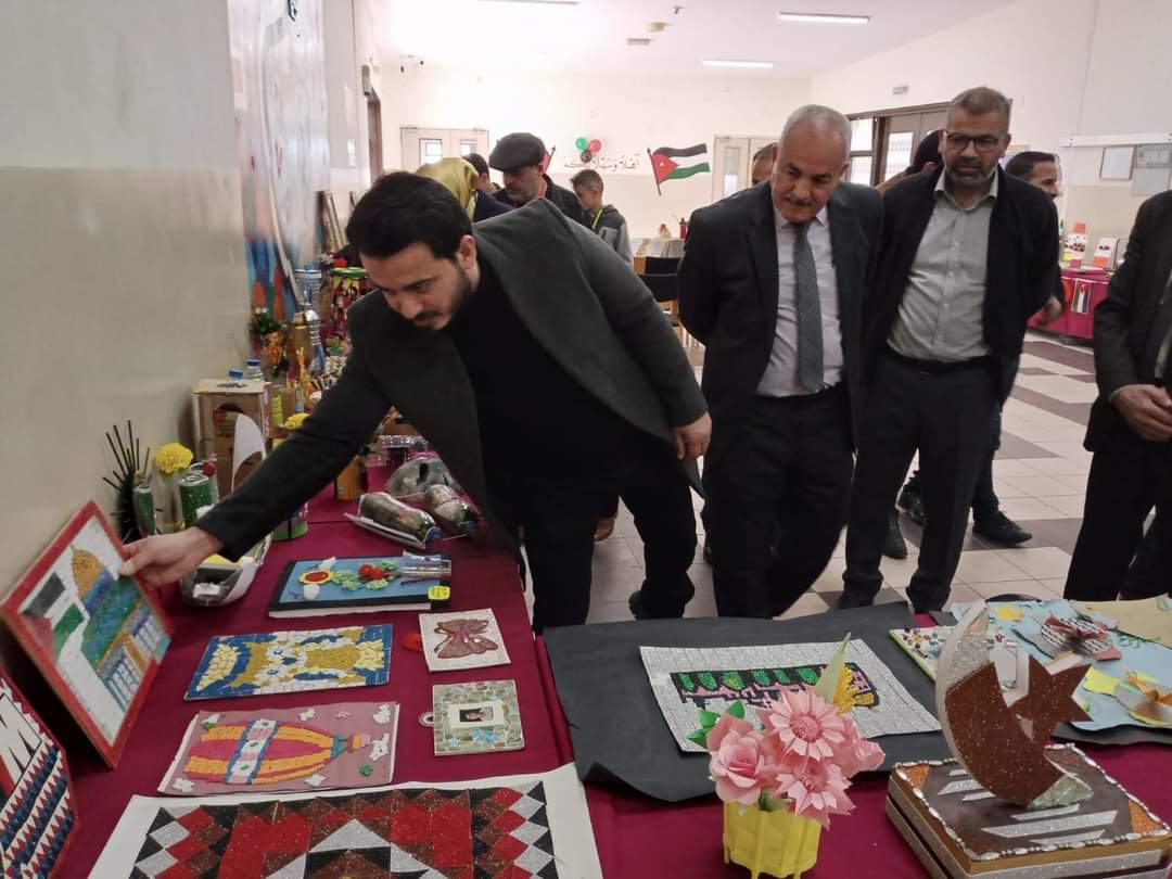 معرض للخط العربي والفنون في مدرسة جبل طارق بالزرقاء الاولى...صور