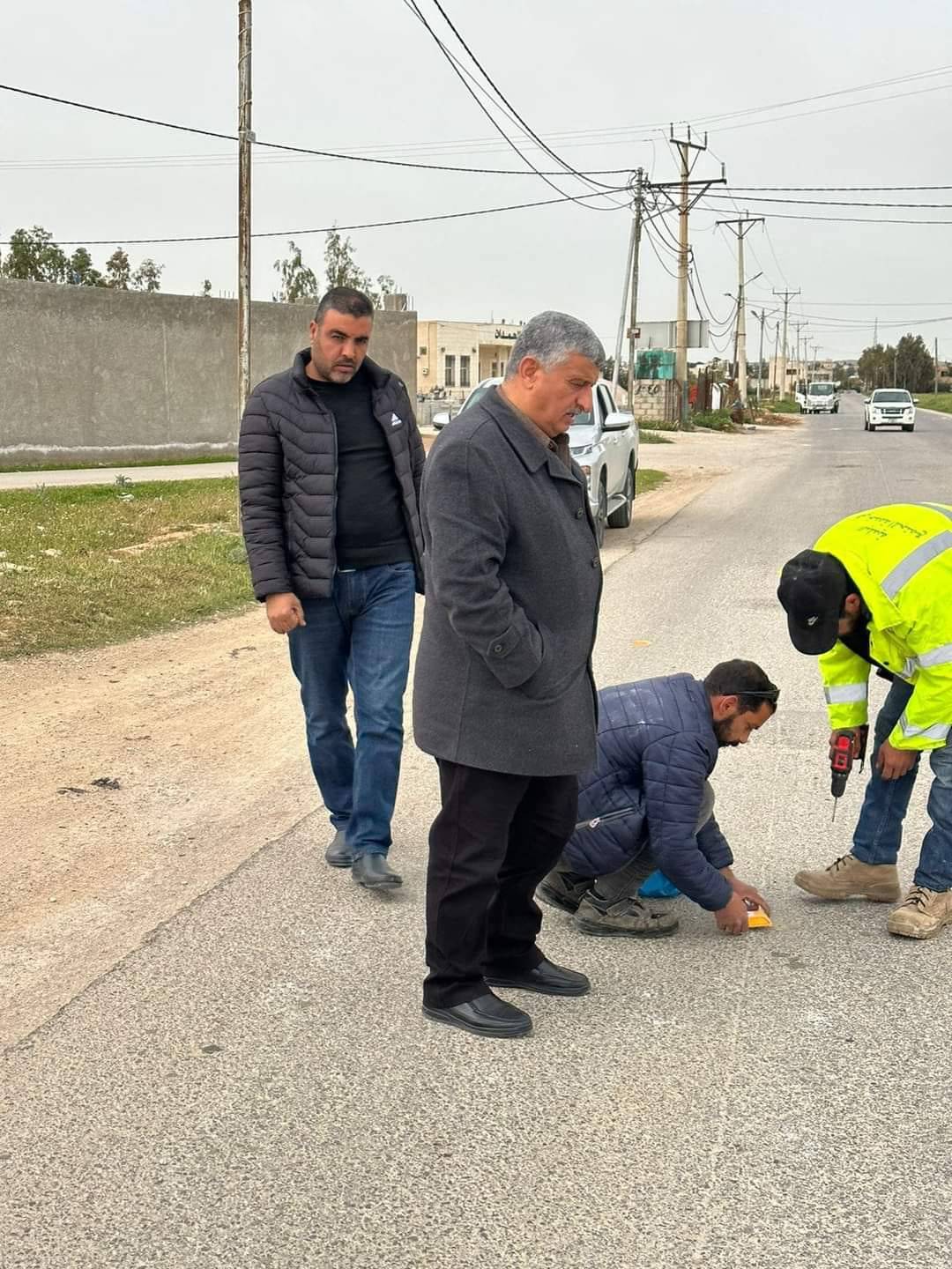 بلدية السرحان تركيب عواكس فسفوريه على بعض الطرق...صور