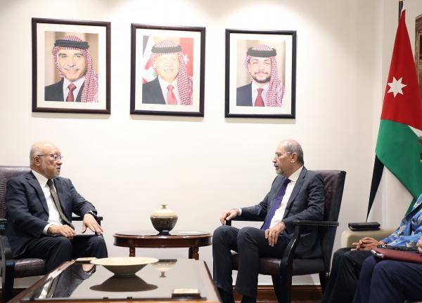 وزير الخارجية يلتقي المبعوث الياباني الخاص لعملية السلام