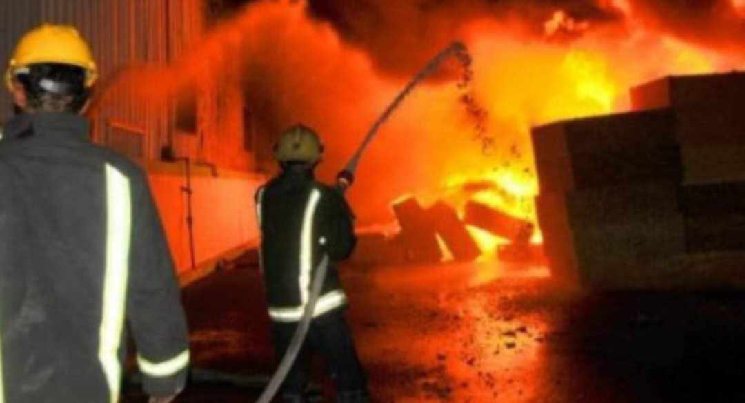 الدفاع المدني يخمد حريق مستودع ومشغل خضار في محافظة البلقاء