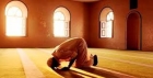 ‏هل يجوز تغميض العينين أثناء الصلاة وفي الدعاء بقصد الخشوع؟