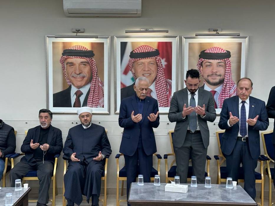 مندوبا عن الملك وولي العهد.... العيسوي يعزي عشيرة الدلابيح