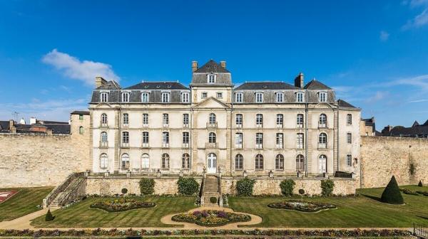 اكتشاف قلعة عمرها 640 عاما تحت فندق فرنسي شهير
