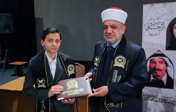 وزير الأوقاف يكرم حافظين للقرآن في إربد
