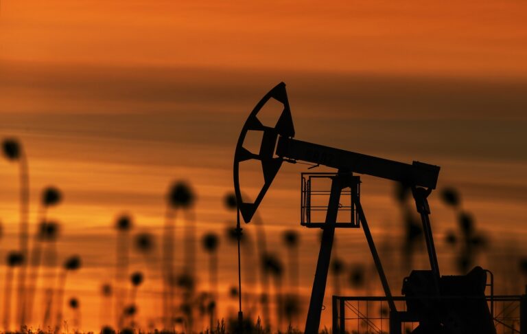 النفط يواصل ارتفاعه عالميا