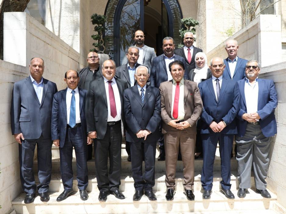 *خلال لقائه اعضاء المكتب التنفيذي لاتحاد نقابات العمال ووفدا نسائيا*