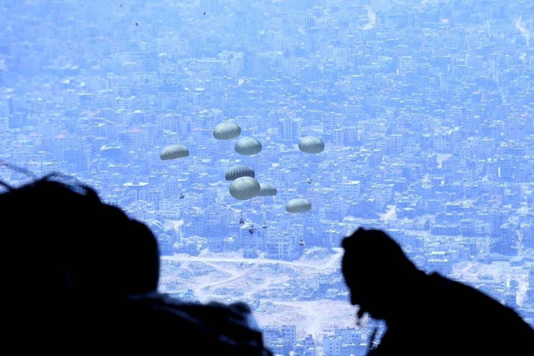 القوات المسلحة الأردنية تنفذ 7 إنزالات جوية على شمال غزة بمشاركة دولية...صور