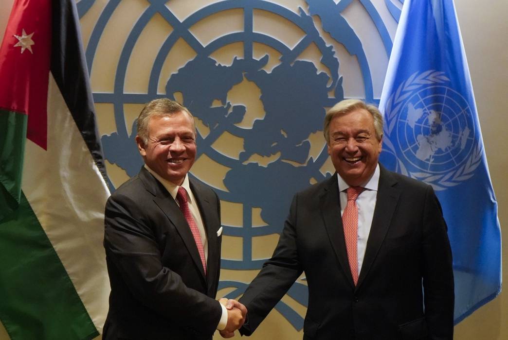 الملك وغوتيريس يؤكدان ضرورة توفير الحماية للعاملين بالإغاثة في غزة