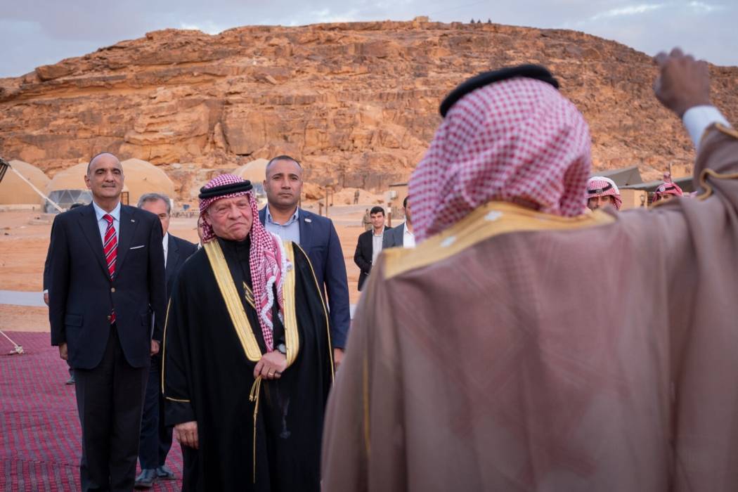 الملك يلتقي وجهاء وممثلين عن أبناء البادية الشمالية