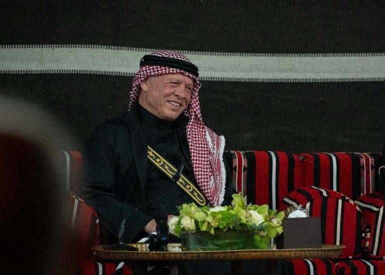 الملك يلتقي وجهاء وممثلين عن أبناء البادية الشمالية