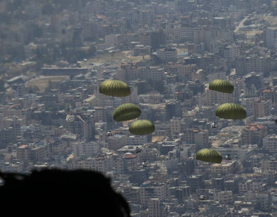 10إنزالات جوية جديدة تنفذها القوات المسلحة على شمال غزة بمشاركة دولية...صور