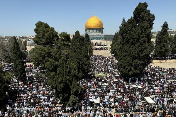 الآلاف من أبناء الشعب الفلسطين  يؤدون صلاة الجمعة الأخيرة من شهر رمضان الفضيل في المسجد الأقصى المبارك