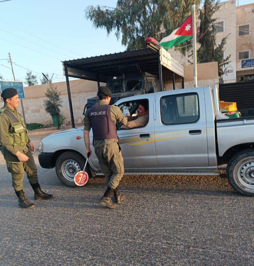 مركـز أمن باديـة الرويشـد يوزع  التمـور والمياة على سائقـي المركبات...صور
