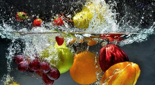 هل إضافة الفواكه إلى الماء مفيدة فعلا للجسم؟