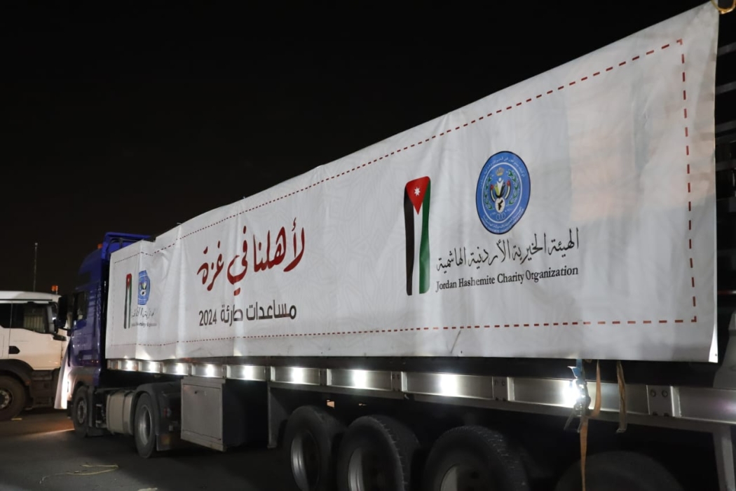 الأردن يُسير أكبر قافلة مساعدات برية للأهل بغزة تضم ١٠٥ شاحنات من المواد الغذائية...صور وفيديو