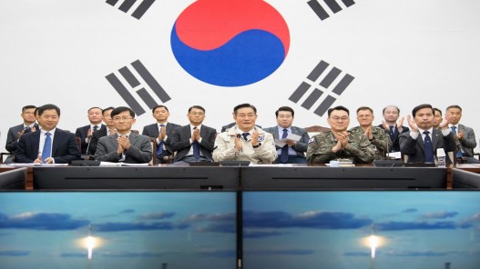 كوريا الجنوبية تطلق قمرها الصناعي الثاني للتجسس وسط سباق مع الشمال